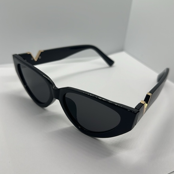 Black Cat Eye Sunglasses Gold V Detail UV Protection Trendy Chic Sunnies main image 4